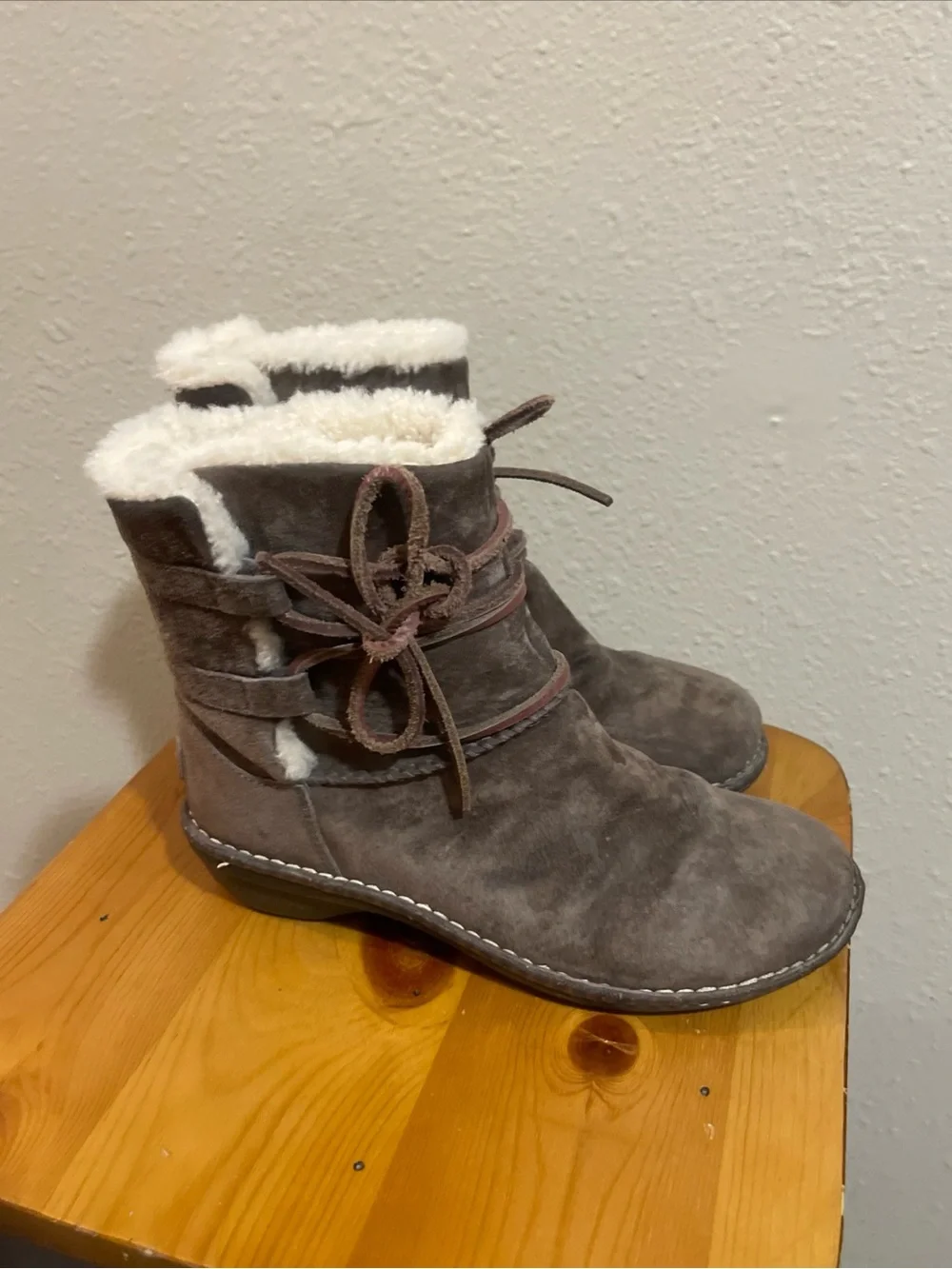 UGG Brown Suede nwot caspia Ankle Boots with White Shearling Cuff suede